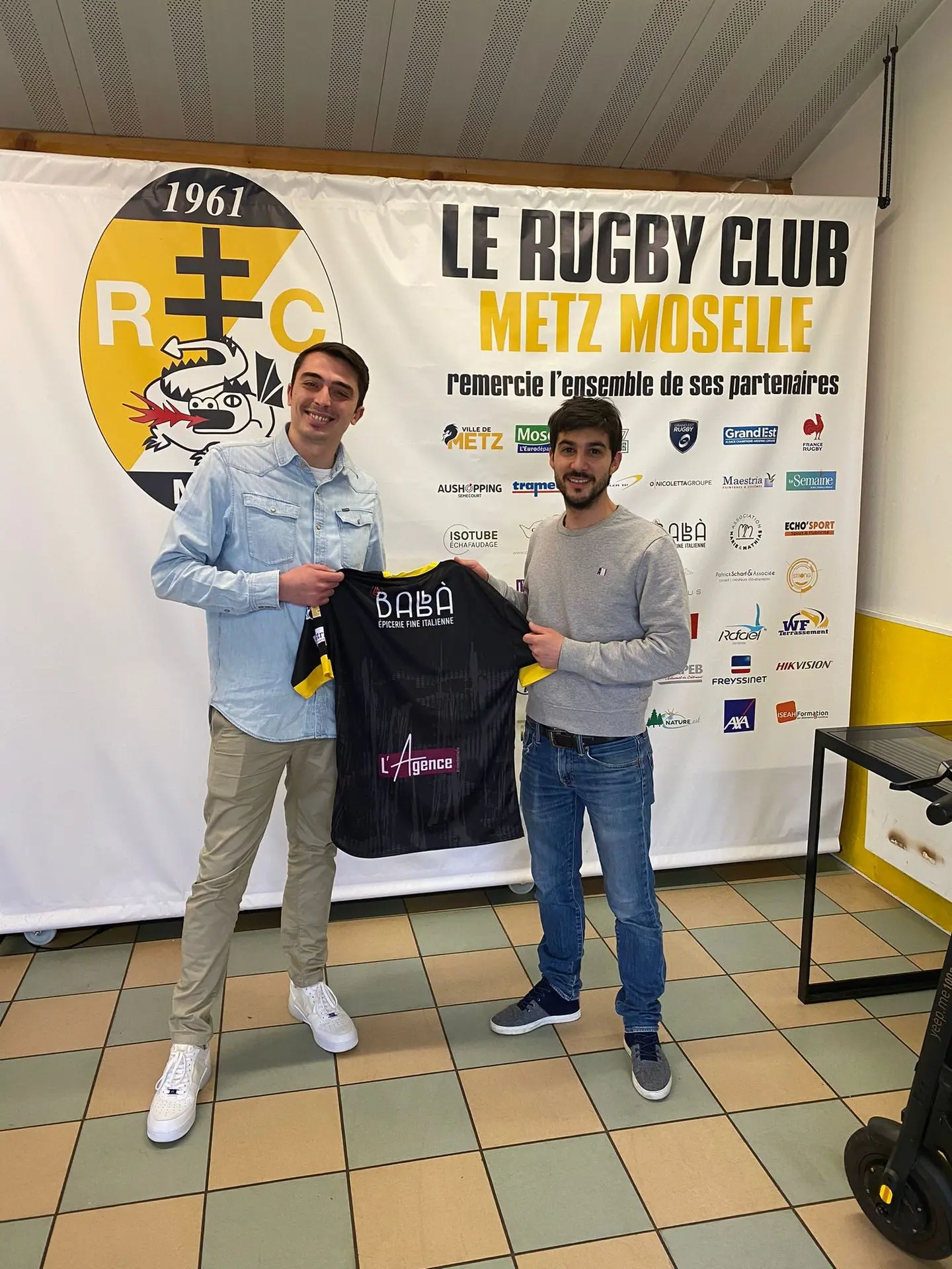  Partenaire du Rugby Club Metz Moselle recevant le maillot aux couleurs de L’Agence Événementielle